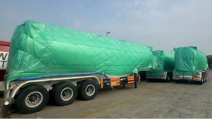 Varios remolques cisterna de cemento TITAN listos para el envío
