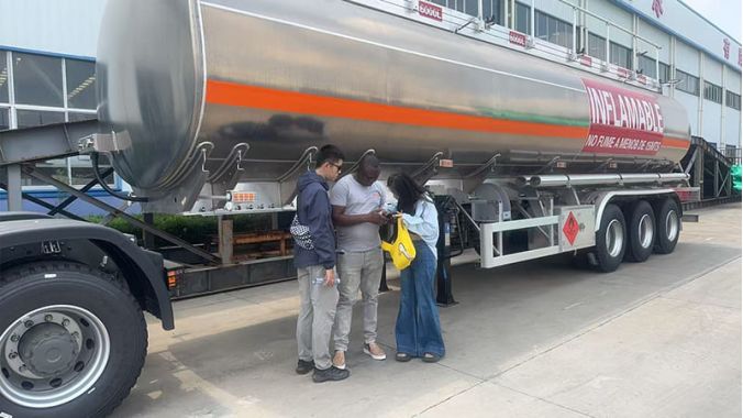Los clientes visitan la fábrica de semirremolques